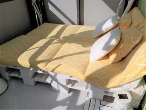 Pallettenmöbel, Möbel aus Paletten, Liegefläche aus Paletten, Gartenmöbel, Balkonmöbel, DIY Paletten, Kissen, Lounge, Outdoor, Solarlampe, Uhr