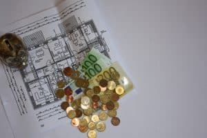 Geld, Bau, Kosten Architekt, Baupläne, Bauplan, Gebäudeplan, Grundriss, Geldscheine, Münzen, Sparschwein, teuer