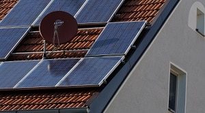 Solarthermie, Solaranlage, Satellitenschüssel, Dachziegel, Ziegel, Fenter, Haus