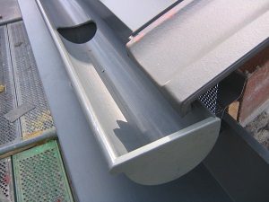 Dachentwässerung, Regenrinne, Abflussrohr, Abfluss