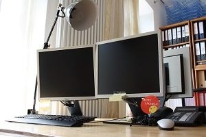 Bürobeleuchtung, Lapme, Glüchbirne, Bildschirm, PC, Computer, Sticker, Tastatur, Maus, Telefon, Heizung, Vorhang, Regal, Kabel