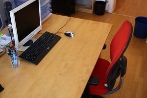 Büromöbel, Schreibtischstuhl, Drehstuhl, Sitzplatz, Holztisch, Schreibtisch, Tastatur, Maus, Computer, Arbeitsplatz, Glas, Schere, Stifte