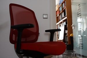 Bürostühle, Lehne, rote Farbe, Sitzplatz, Drehstuhl, Armablage, Lichtschalter, Holzregal, Glastür,
