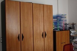 Schrank, Holzschrank, Holzverkleidung, Ablagen, Plastikablagen, Drucker, Drehstuhl, Schreintischstuhl