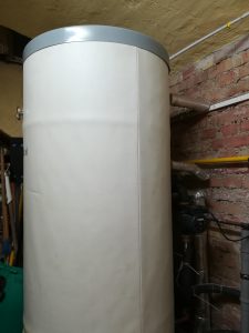 Warmwasserspeicher, Heizwasser, heißes Wasser, Warmwasser, Pufferspeicher, Keller, Rohre, Leitungen